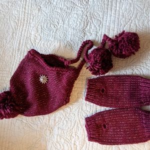 Chloe + Isabel wine pom hat with fingerless gloves. NWOT